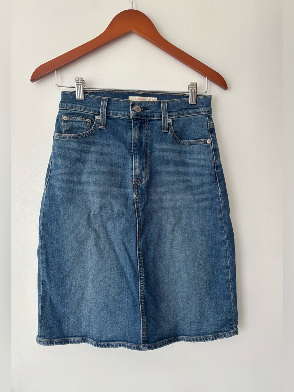 Levi’s Women Blue Denim 98% Cotton Classic Fit Midi Skirt Size 26